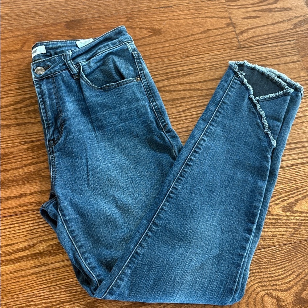 Kensie women’s denim blue stretch Ankle Jeans high low ankle hem high rise 8/29